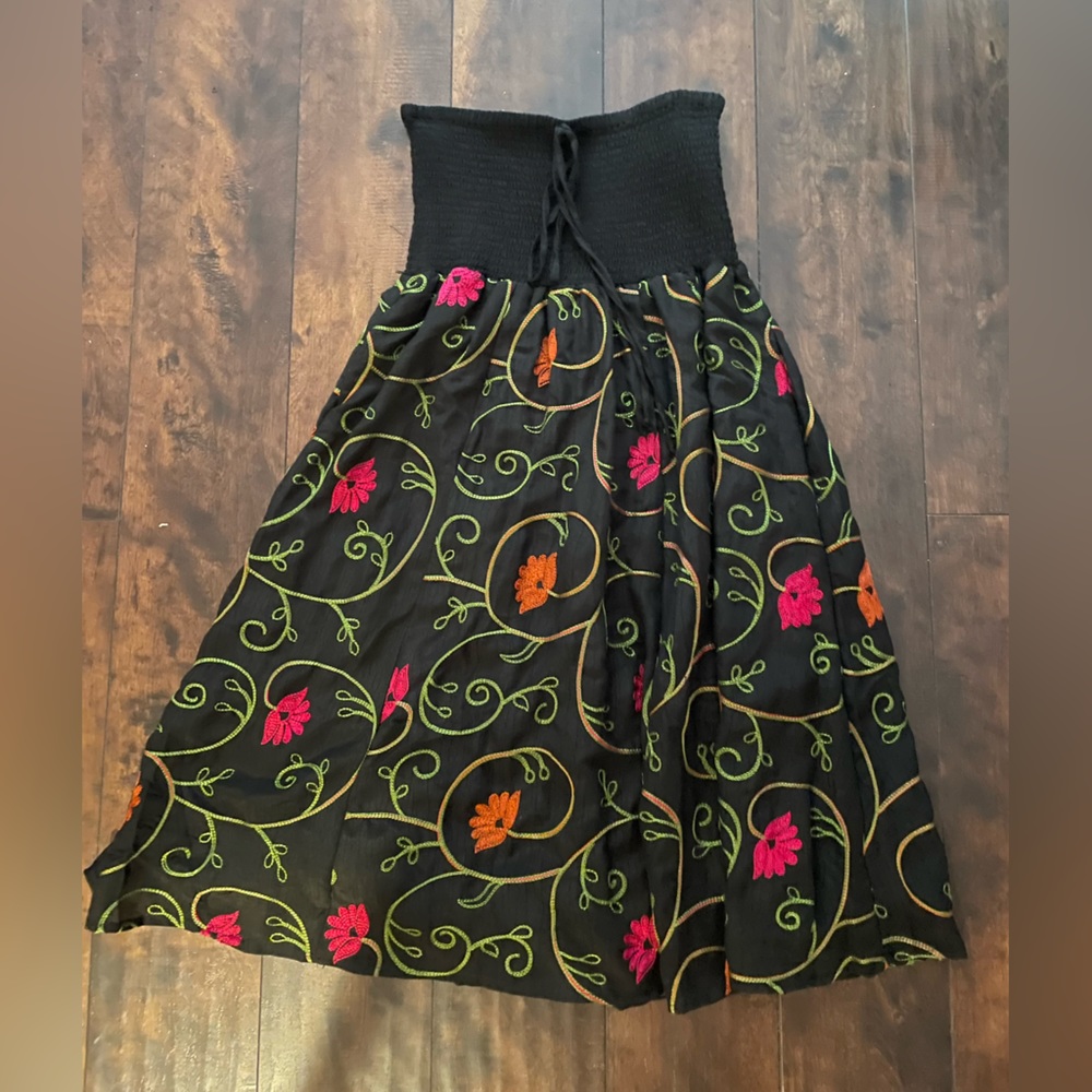 This is a tube tope flowering embroider dress!!